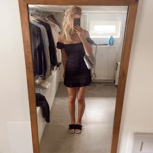 Svart volangklänning  - Säljer denna superfina volangklänning från Spanien💓den är aldrig använd och går att ha som både off shoulder eller vanligt! 