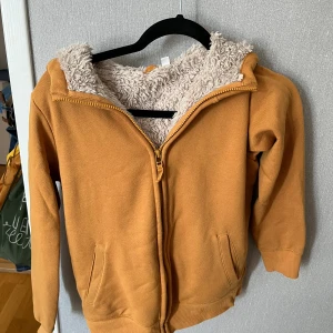 Uniqlo - Jätteskön uniqlo hoodie i bra skick. Hoodie är perfekt för kalla kvällar.  Storlek 13 år. 