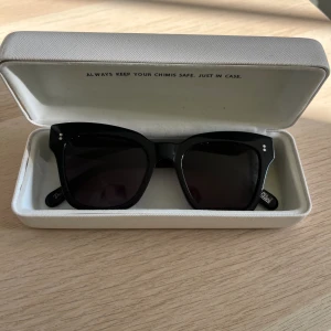 Jätte fina Chimis till salu - Super fina chimis till salu!  Inte alls så andvända och i super skick!  005 i färgen berry (obs dessa säljs ej längre men är äkta)   Låda ingår!! Sitter bra på, inte lösa. 