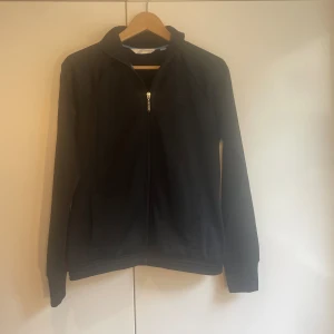 Adidas zip up tröja - Adidas zipup tröja med paljetter där bak, ger väldigt mycket y2k style. I väldigt bra skick, köpt hösten 2022. 