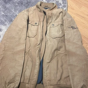 jacka - beige vår/höst jacka i storlek M