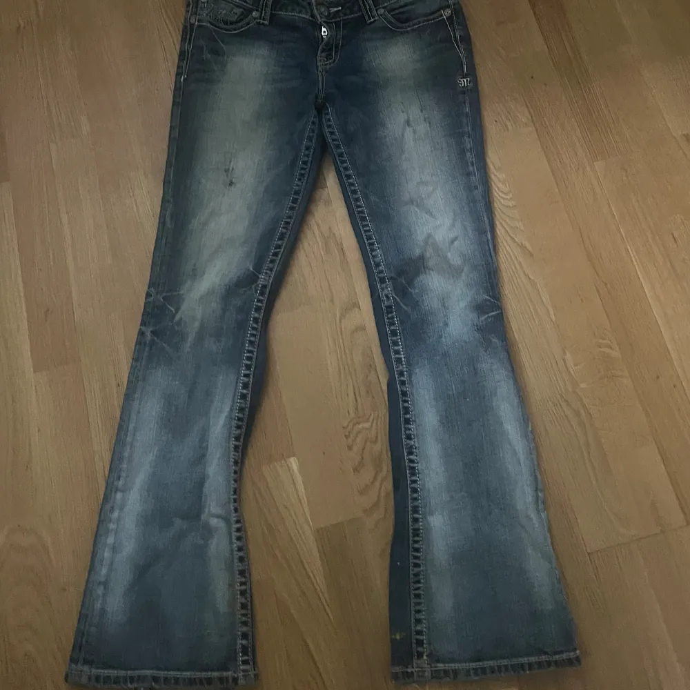 Köpt second hand så inget kvitto kvar. Köpt för 700 kan säljas för 500. Aldrig använda av mig för dom inte passade. Lite slitna där nere men annars bra.. Jeans & Byxor.