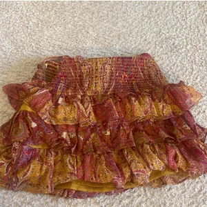 Zara kjol - Säljer min sååå snygga kjol ifrån Zara! Köpt förra sommaren, och endast använd några få gånger, så i superfint skick. I kjolen står det M, men jag som brukar ha både S och M skulle säga att den sitter perfekt, då den är lite stor i storleken 💕 