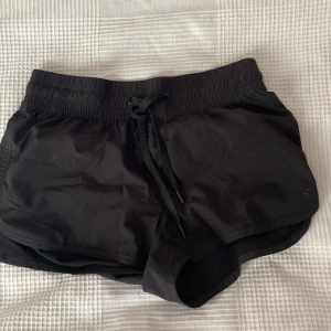 Träningsshorts. - Från H&M. Luftiga. 100% polyester. Gott skick.
