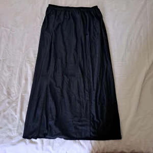 Underkjol långkjol  - Används inte längre. Är en kjol man ska ha under vanlig kjol, så är därför väldigt lite genomskinlig. Men kan används som vanlig kjol också. 😊💗 Vintage Hennes & Mauritz Pris är diskuterbart