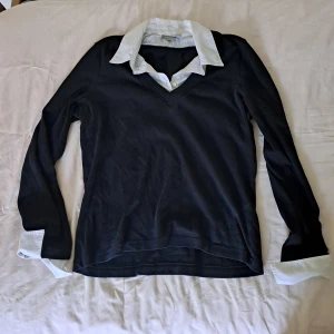 Långärmad med skjortdelar  - Tröja med skjortdelar så det set ut som att man har en skjorta under. Pris är diskuterbart 💗😊 