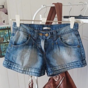 Supersnygga shorts - Ett par supersnygga shorts som tyvärr var för små för mig. Midjan är 37 cm rakt över. Hör av dig vid eventuella undringar eller för fler bilder!