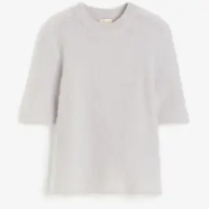 Supersnygg kortärmad stickad tröja från H&M i mohairmix. Den är i storlek S och köptes i höstas för 699kr, men har endast kommit till användning en gång.🤍