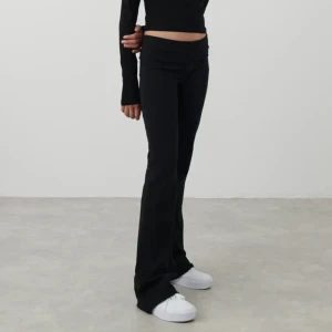 Svarta yoga pants - (LÅNADE BILDER) Säljer dessa svarta yoga pantsen från gina young! Använda fåtal gånger så dem är i nyskick, inga defekter på använding! 💗  Storlek: 158/164 Pris: 100kr   Kontakta mig för frågor!💞