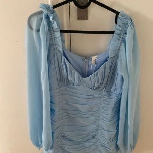 Ljusblå klänning - Skolavslutnings klänning använd en gång. Pris går att diskutera