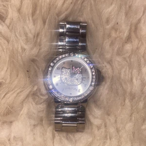 Dripped out hello kitty klocka - Fet iced out hello kitty klocka vet it om den funkar men den är magnifik kvalite  (Pris kan diskuteras)