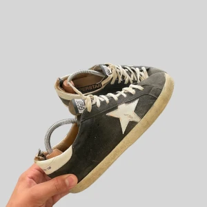 Golden goose skor  - Säljer dessa riktigt feta golden goose skor perfekt för dig som söker ett par goa skor. Skorna är använda enligt bilderna! Vid frågor och funderingar skriv gärna!  Som ni ser är inner hälen sliten. 