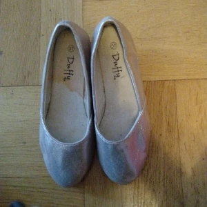 Sommarskor  - Tygsko med kilklack.