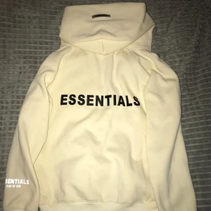 Essentials Hoodie  - Hej, säljer min Essentials hoodie i storlek S i bra skick, passar nog M eller L bäst. Inget fel på varan och fler bilder kan skickas om du skulle vilja det kan oxå gå ner i pris. Skriv för frågor eller annat