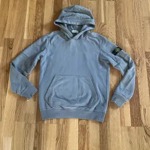 Denna stone island hoodie är nästan helt ny skick är 10/10 den är i en mörkgrå färg Nypris på denna feta hoodie är 2500kr🙌 den är 100% riktig! 🙌dunder pris för denna hoodie fråga gärna om det är något!🙌 Först till kvarn!🤩