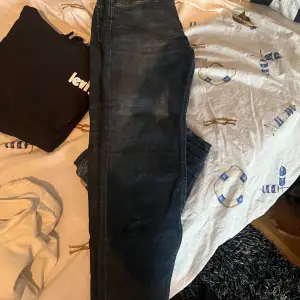 Säljer dessa jeans använder ej längre Dem är från jack n jones och är storlek  W32 L31 tror jag de är