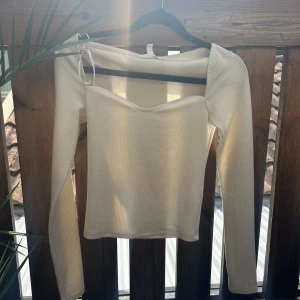 TRÖJA💓 - Jag säljer min super fina tröja från hm använd 1 gång så den är i nyskick skulle jag säga!💓 säljer för att den inte kommer till användning!💓