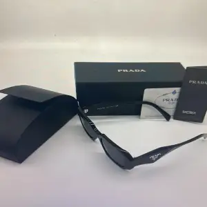 Solglasögon från Prada  Helt nya alla förpackningar finns  Skriv vid minsta fundering 