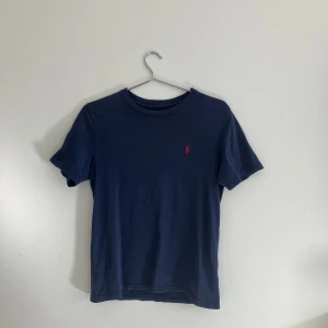 Ralph lauren t-shirt  - Ralph lauren T-shirt med okej kvalitet. Säljs Pga för liten. Nypris 600kr Säljs nu för 175 Ett litet hål på framsida som man inte märker  Passar de som är 10 till 14 år
