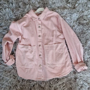 Jeans skjorta - Använt fåtal gånger. Fint skick. Från Zara
