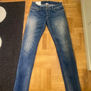 Dondup jeans - Ett par Dondup jeans i 9/10 skick. Riktigt snygga med slitningar på låren och på knät. 