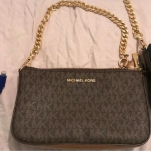 Michael kors väska  - Väskan är o väldigt bra skick och knappt använd. Dock liten och får endast plats med mobil och laddare. Väskan är köpt på zalando, endast digitalt kvitto finns. 