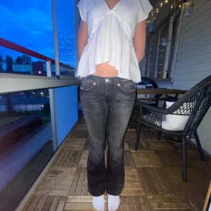 Lågmidjade jeans true religon  - Säljer mina true religon Jens, dom är i bra sick jag har ändrat dom från skiny till boutcut💗 dom är i storlek 27 ingen strets skulle säga dom är små i storleken därför. 