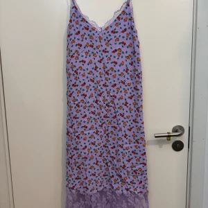 Lång klänning med spets detaljer - Storlek 36 Bra skick, oanvänd