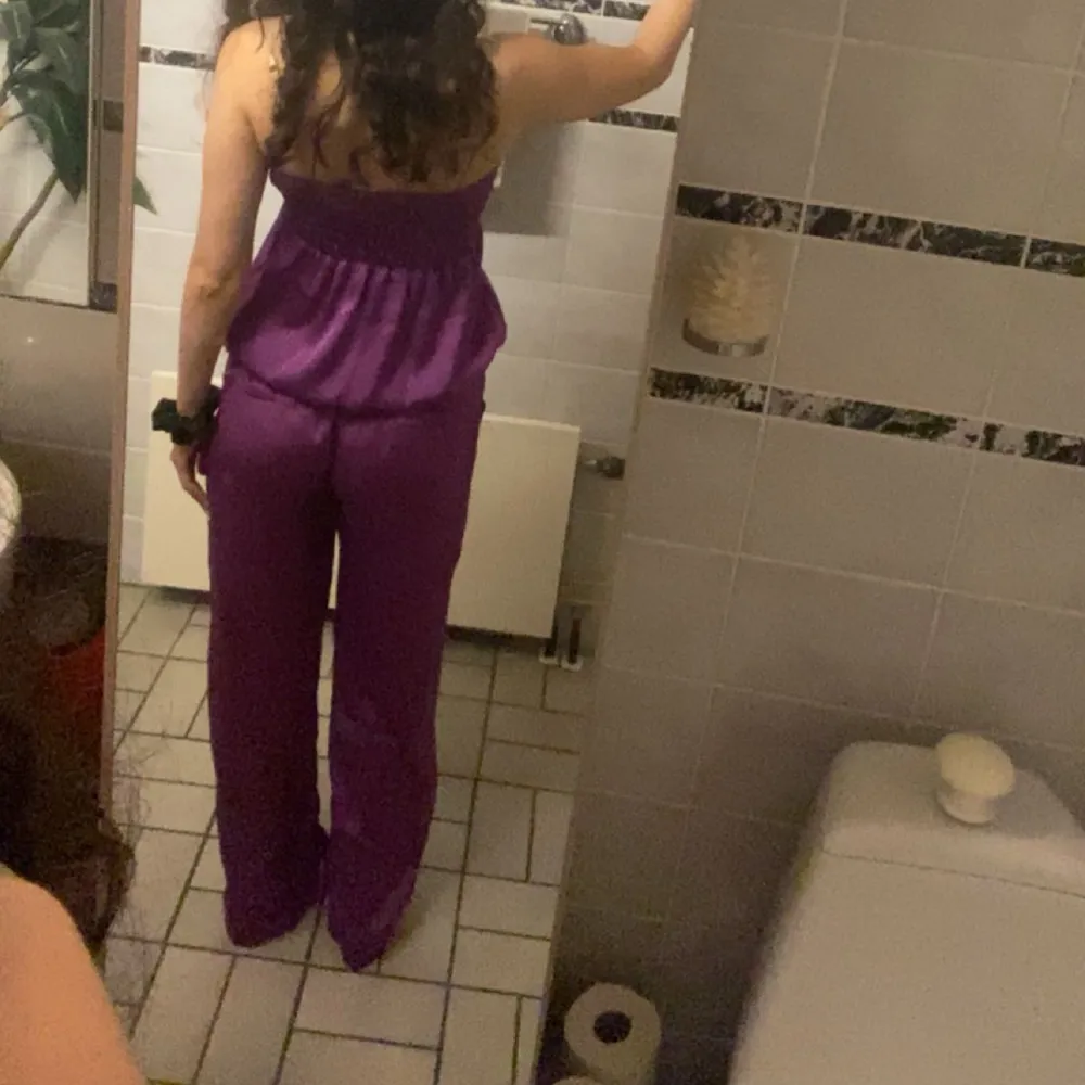 Jag säljer denna fina och sköna jumpsuit eftersom den inte kommer till användning. Mycket bra skick!  Passar alla mellan xs-m. Övrigt.