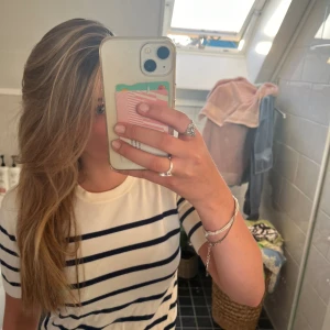 Zara topp - Jag säljer min zara topp , då den inte har vart till någon användning. Den ser helt ny ut och finns inga defekter på ❤️skriv om ni är intresserade 