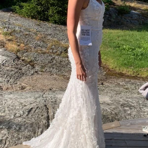 Jarlo Fontaine Bröllopsklänning/Festklänning - Underbar klänning med 3D-blommor från Jarlo, modell Fontaine.  Oanvänd med lappar kvar. Stl 36. Jag (på bilden) är 164 cm lång.  Fler bilder kan skickas