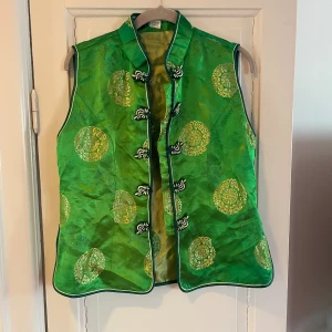 Topp mer metalliserad tråd  - Topp i M med guldiga / metalliska detaljer 