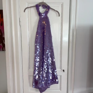 Halterneck klänning med paljetter  - Halterneck klänning med paljetter och öppen rygg från H&M Metaverse Innovation story i M