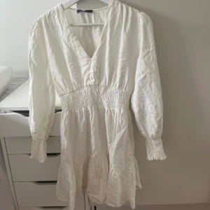 Zara klänning  - Så fin, skriv för bilder på💗. Använd en gång 