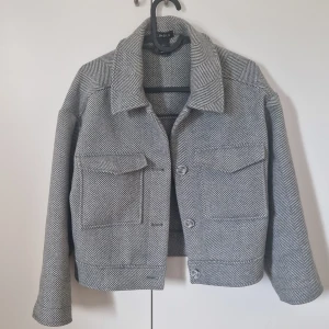 Croppad jacka  - Oversized croppad skjortjacka ifrån Lindex. Sparsamt använd.
