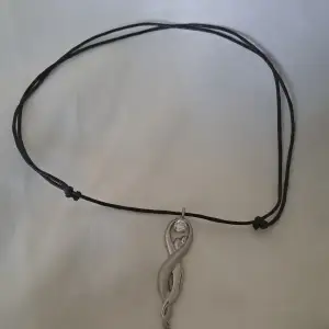 Justerbart halsband med hänge. 💗😊