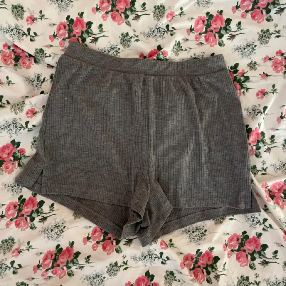 Ett ribbat grått mysset bestående av en tröja och ett par shorts från Bubbleroom i strl XS!💓. Tröjor & Koftor.