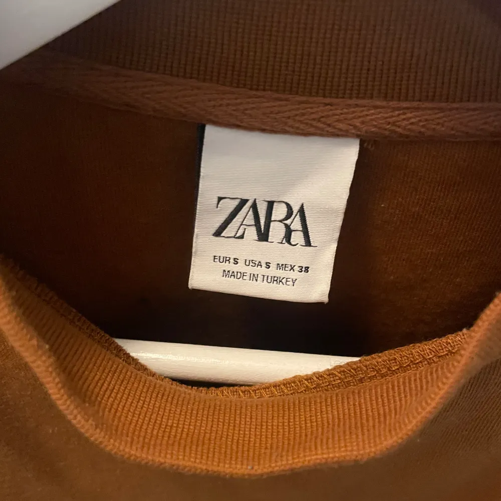 Ljusbrun tröja från Zara med halvpolo. Helt ny, oanvänd i storlek S. Stor i storleken och passar även M.. Tröjor & Koftor.