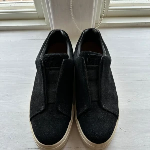 Etsy doja svart - Skick 8/10 köpte de av en vän för 1300kr ny pris är 2500kr  Storlek 43 passar även 44