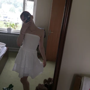 Sommar klänning  - En helt ny klänning med lappen kvar. Aldrig använd super fint skick. Köpt på new yorker i storleken xxs som passar de flesta under 15. Skulle jag säga. Super fin och sommrig till sommaren. 💕🌟🌞