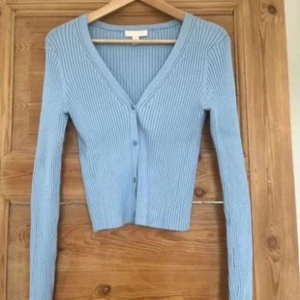 Långärmad topp! - Jättebra skick, inga direkta deffekter. Pris kan som alltid diskuteras! 🩵 STRETCHIG, XS PASSAR SOM S. Man får så fina tuttar i den! 🥰Använder inte längre på grund av att den inte passar mig längre 