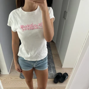 Vit T-shirt med rosa tryck - T-shirt med rosa tryck, storlek L i barn alltså typ 164/170, skriv för fler bilder☺️