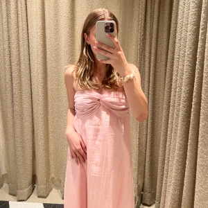 Adoore Rialto dress - Intressekoll på denna slutsålda klänningen från Adoore i storlek 34. Kommer inte komma in igen🩷 