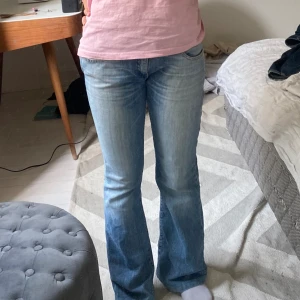 Bootcut jeans - Jättefina ljusa lågmidjade bootcut jeans från big star strl 31/32