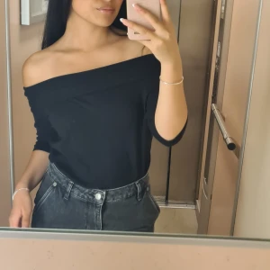 Off shoulder tröja - En off shoulder tröjja, stickad strl S. Mycket fint skick