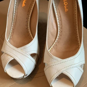 Ljusbeigea Kilklacksandaler - Ljusbeigea/vita kilklacksandaler, storlek 37, helt nya, aldrig använda. 