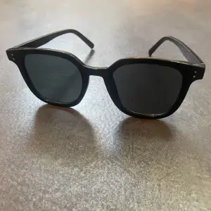 Solglasögon med svart båge och svart glas. Mycket bra skick, använd en gång.