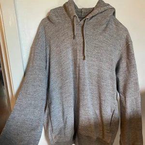 Grå Hoodie  - Grå hoodie i oversize stil. Med luva och fickor. 