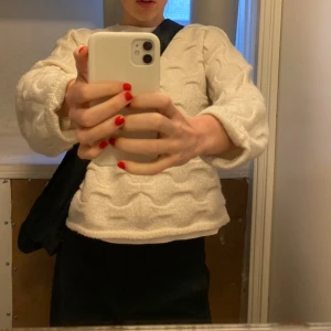 Stickad tröja - Stickad tröja i créme vit färg! 