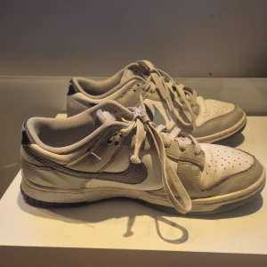 Nike dunk low - Ett par Nike dunks low i användt skick. kan gå ner i pris vid snabb affär.  Ops Har inte kvar lådan